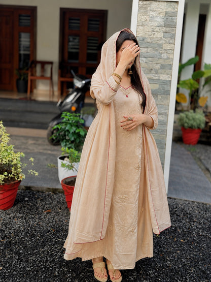 Exquisite handwork on the neckline.*🪷 A perfect blend of tradition and luxury.💟